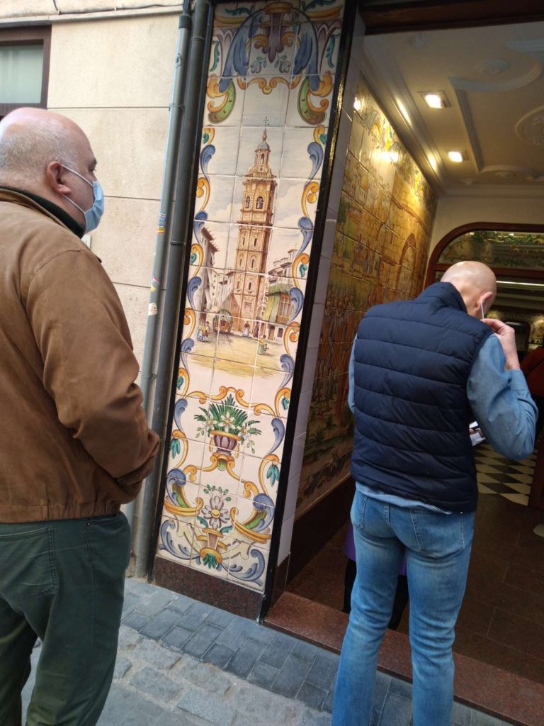 Entrée d’un restaurant faïencée