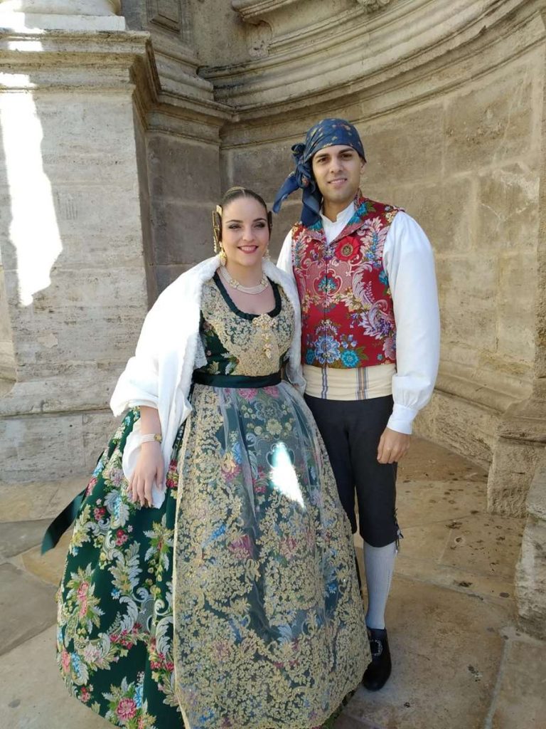 couple devant la cathédrale