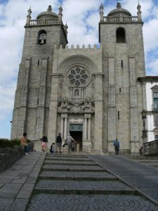 9 Les escaliers menant à la cathédrale